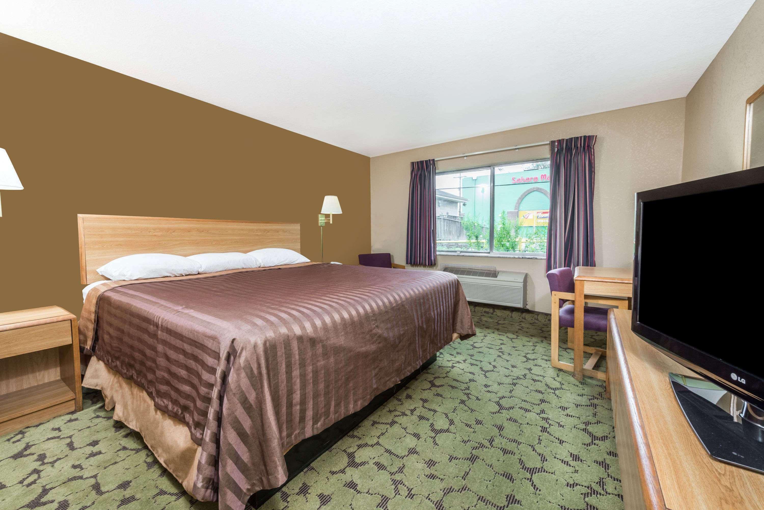 Travelodge By Wyndham Bloomington Exterior photo