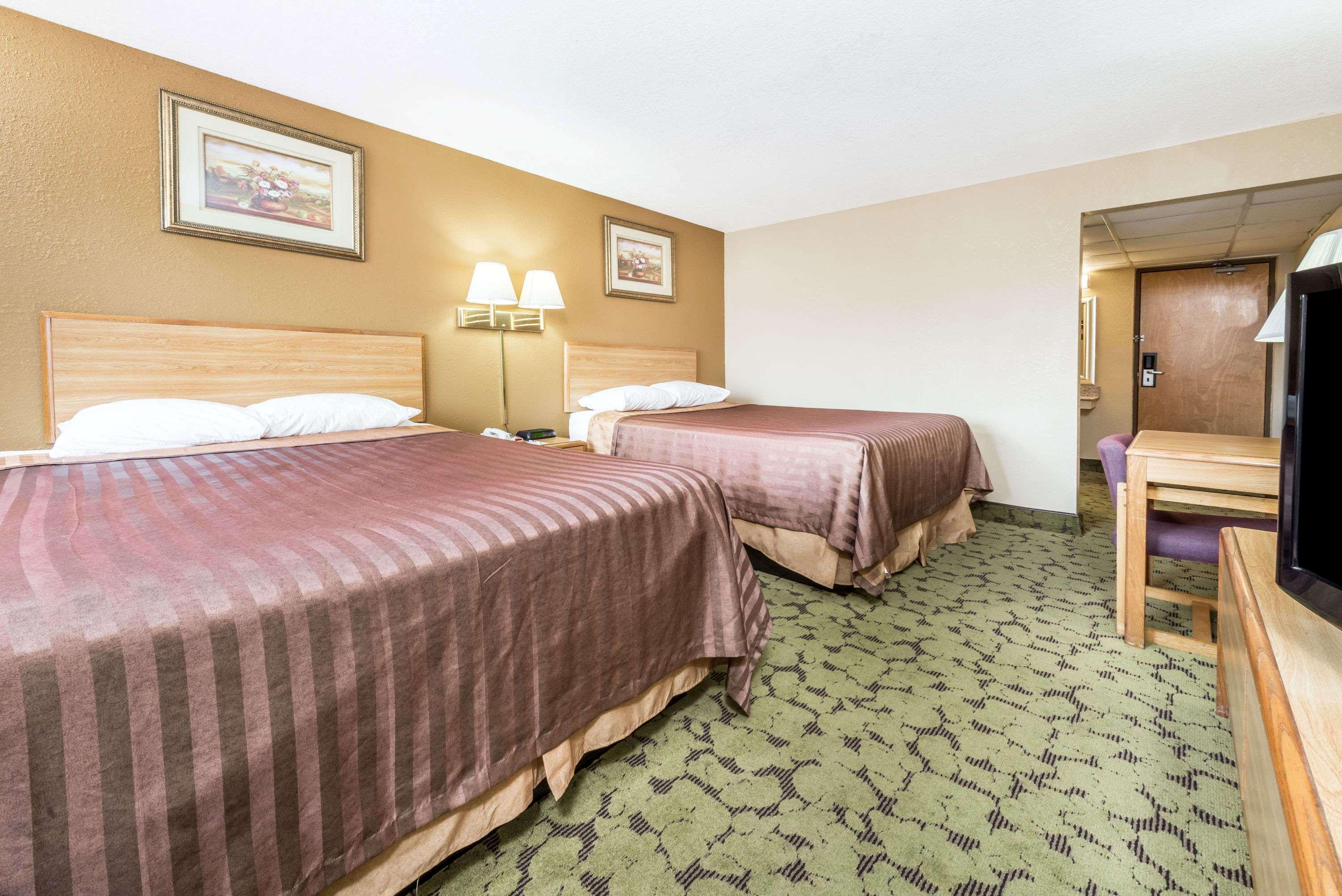 Travelodge By Wyndham Bloomington Exterior photo