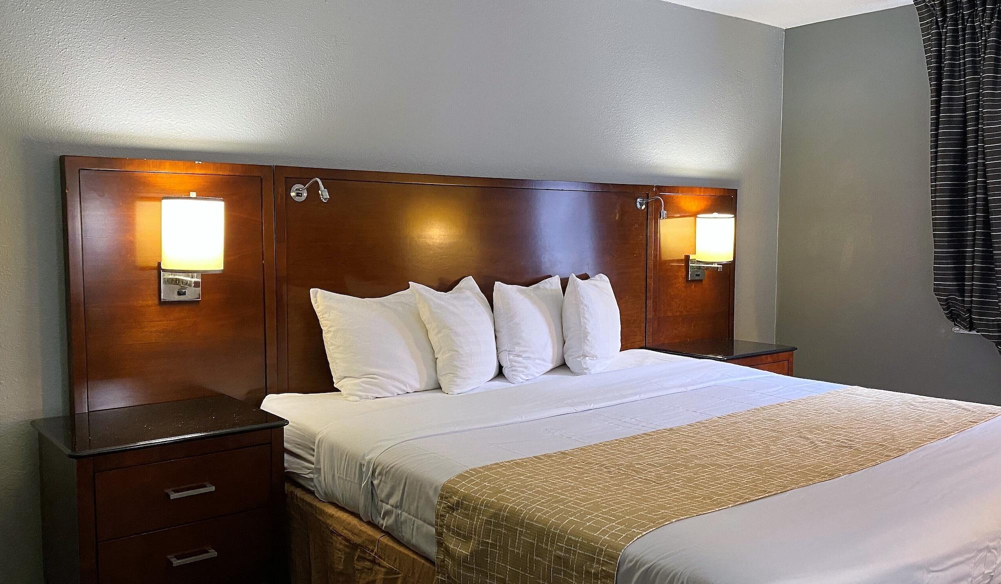 Travelodge By Wyndham Bloomington Exterior photo