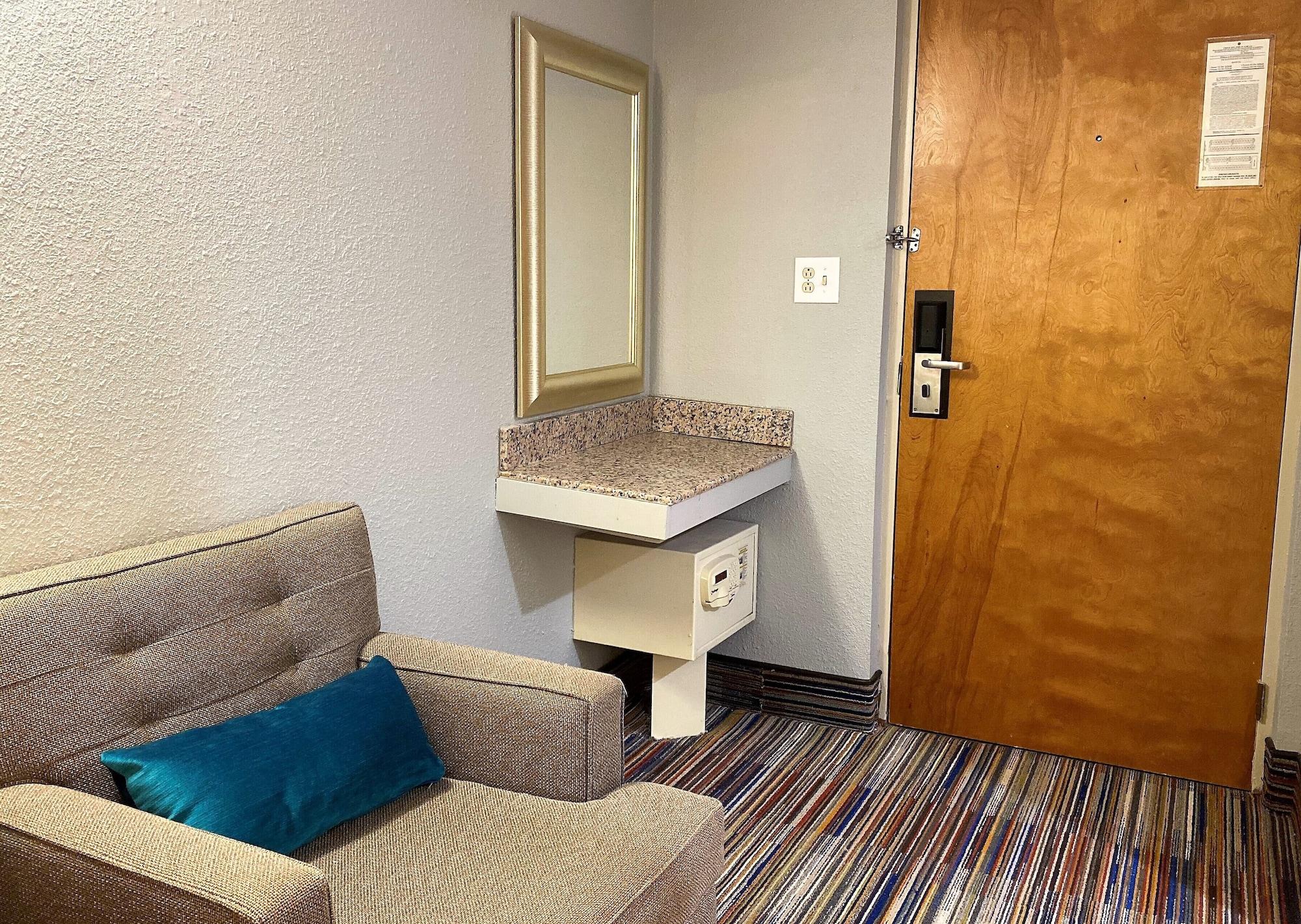 Travelodge By Wyndham Bloomington Exterior photo