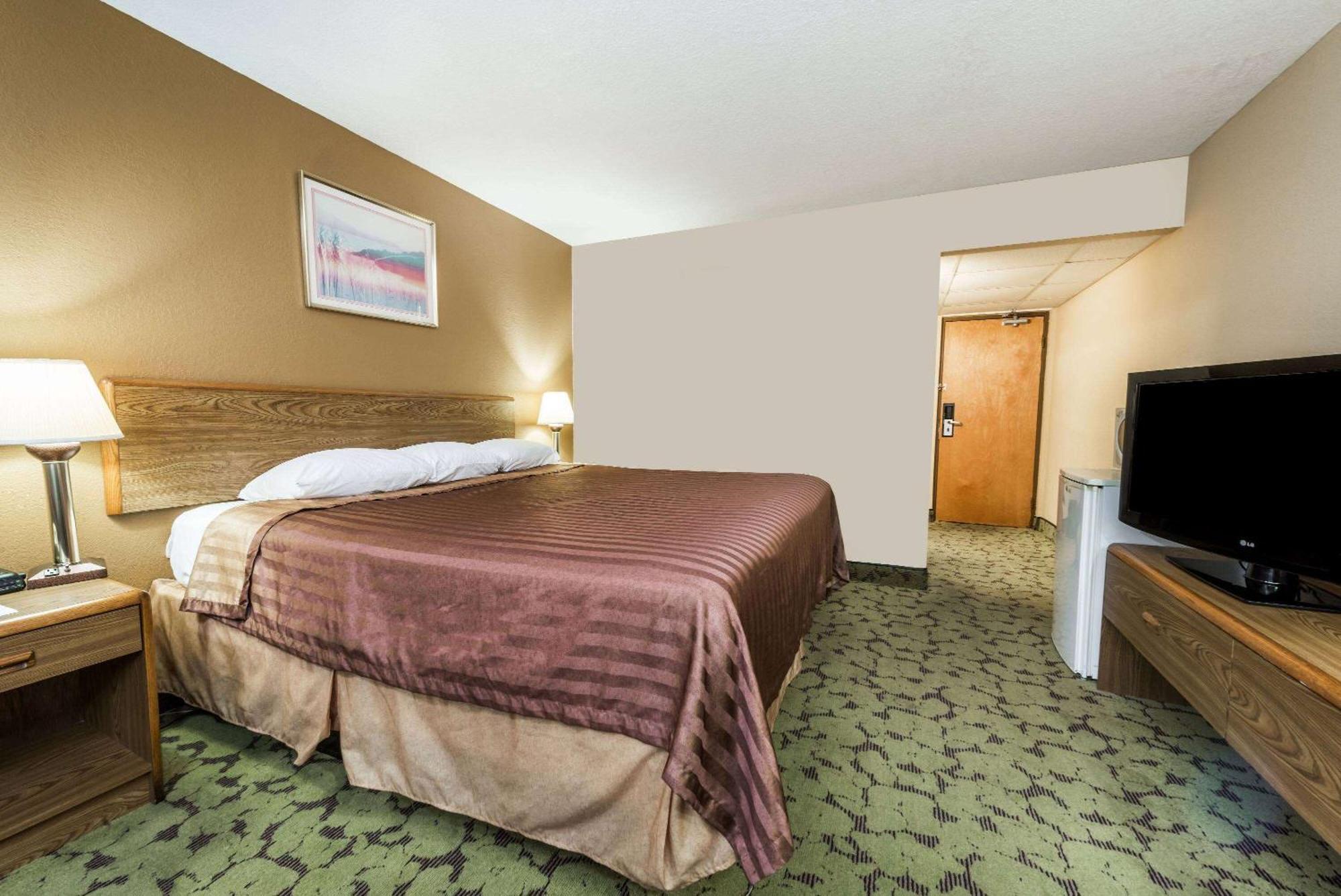 Travelodge By Wyndham Bloomington Exterior photo